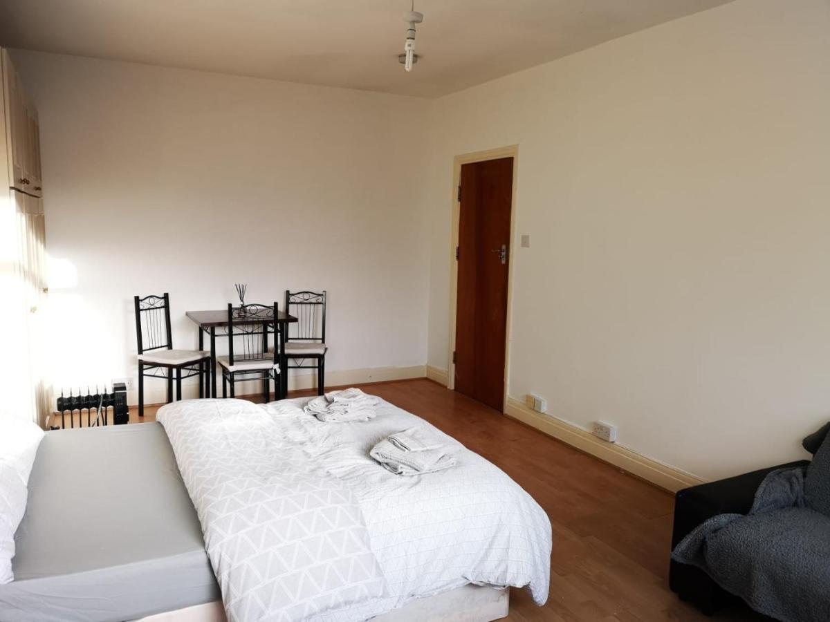 Large Spacious Property In Zone 2 Лондон Екстериор снимка